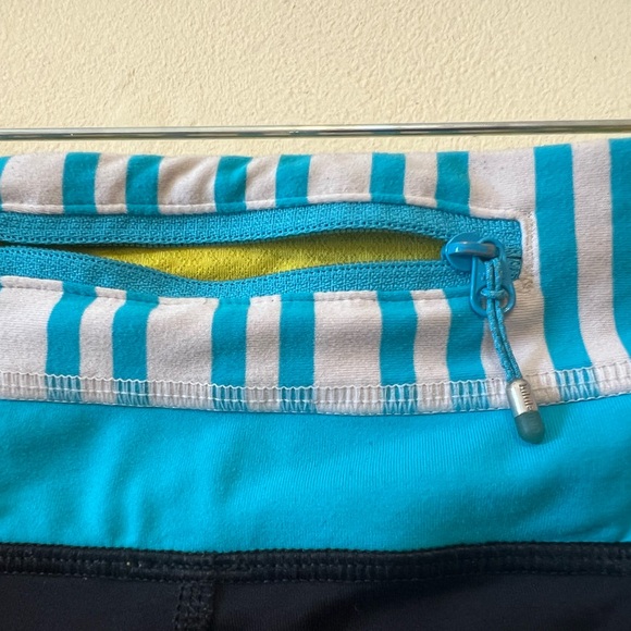 Lululemon Cropped Leggings w/ Blue Detailing – Size 6 - Picture 3 of 3